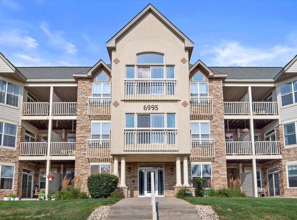 6995 S Riverwood Blvd, Franklin, WI 53132