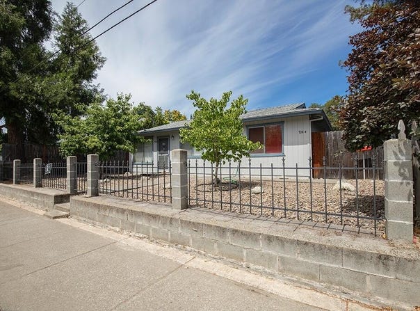 708 SW Bridge Street, Grants Pass, OR 97526