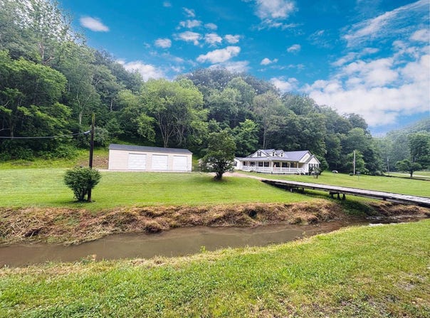 141  Canoe Run Road, Looneyville, WV 25259