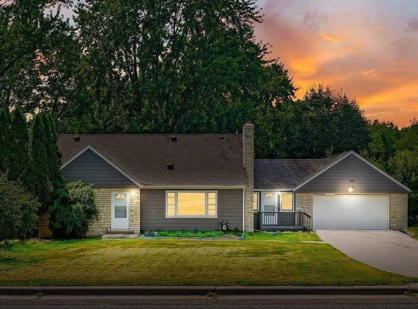 2777 Oxford Street N, Roseville, MN 55113