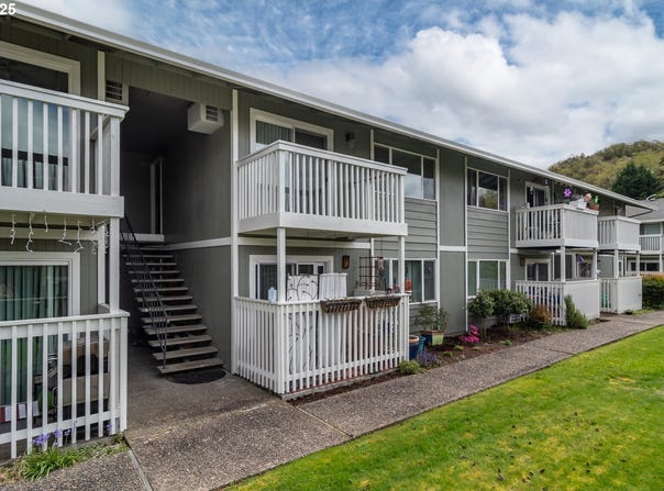 885 NE SUNSET ST, Roseburg, OR 97470
