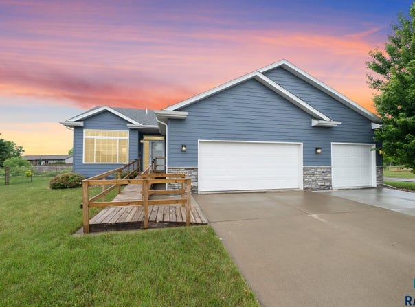 1009 Honeysuckle Dr, Harrisburg, SD 57032