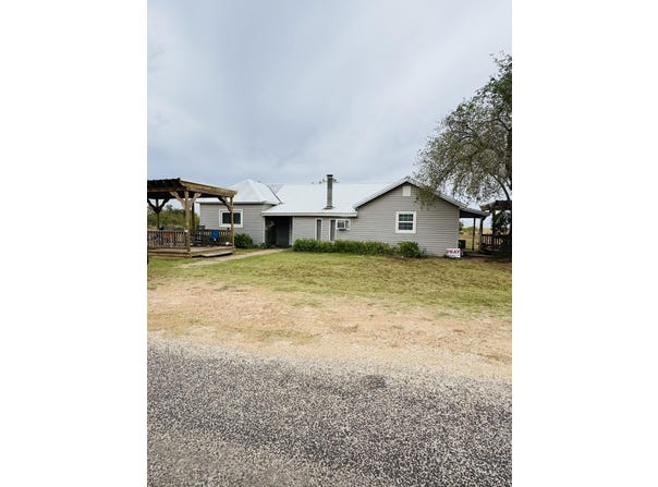 472 S Goodall Avenue, Jayton, TX 79528