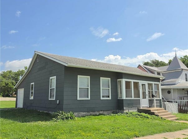 103 E 3rd Avenue, Garnett, KS 66032
