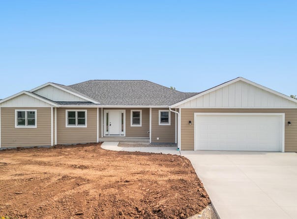 2825 Stonebrook Dr, Sheboygan, WI 53081