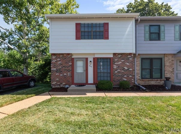 2376 Hiddengarden Court, Ballwin, MO 63021