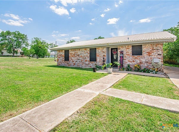 209 W Prairie Avenue, Rogers, TX 76569