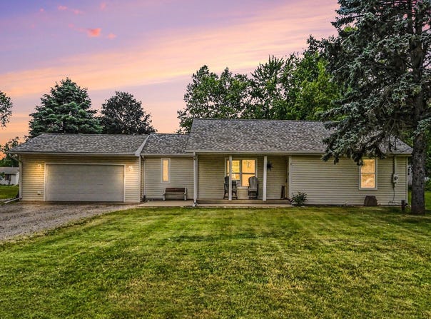11332 Crestview Drive E, Cement City, MI 49233