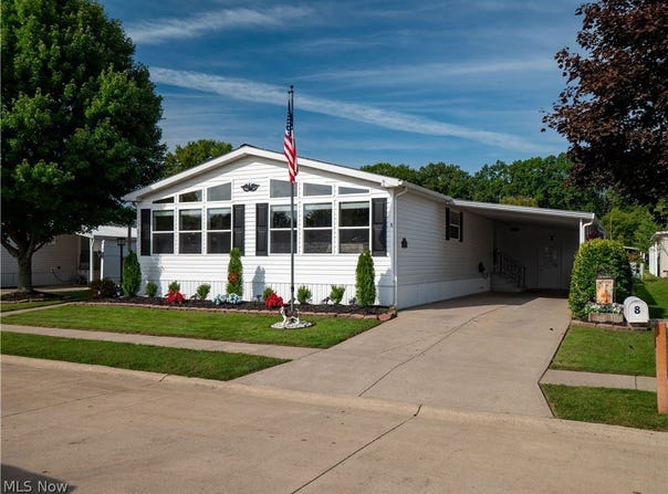 8 Emerald Lane, Olmsted Twp, OH 44138