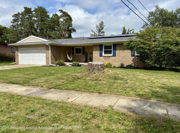 1023 E Colonial Park Drive, Grand Ledge, MI 48837