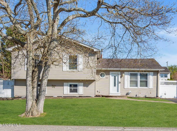1233 Pacific Avenue, Beachwood, NJ 08722