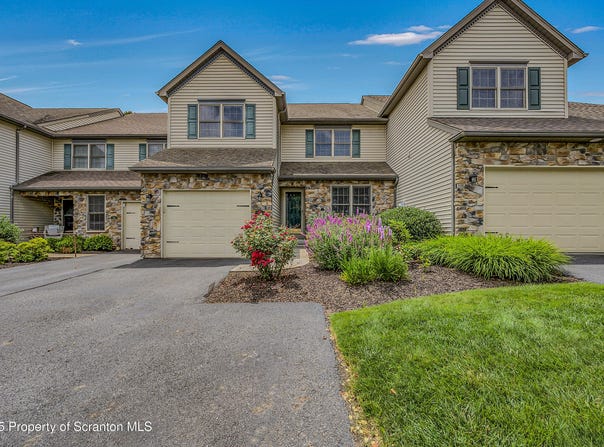 33 Hedge Row Run, Clarks Summit, PA 18411