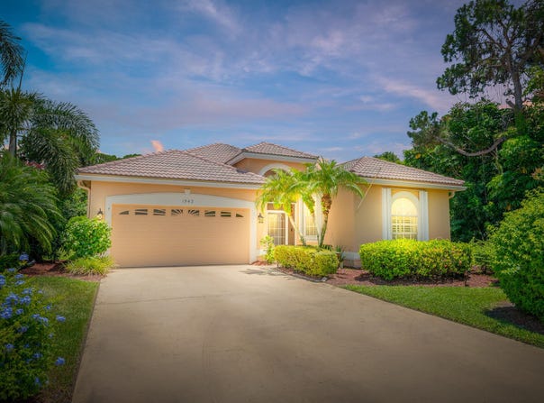 1543 SE Holyrood Lane, Port Saint Lucie, FL 34952
