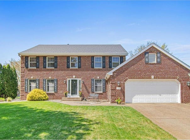 209 Meadowood Lane, Vadnais Heights, MN 55127