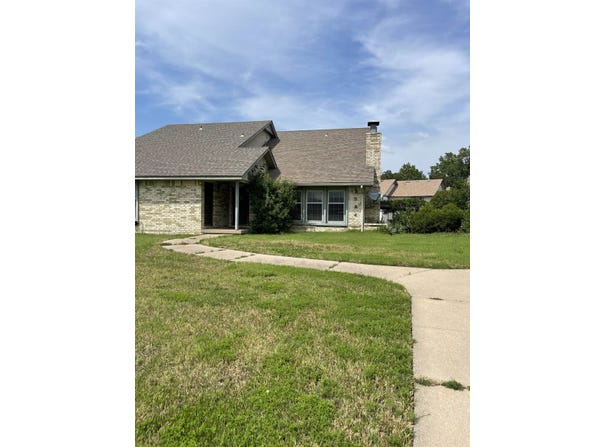 2344 N Walden Dr, Wichita, KS 67226