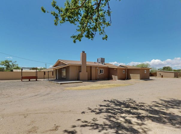 2215 TAPIA Boulevard SW, Albuquerque, NM 87105