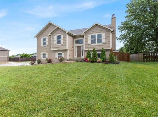 20335 W 220th Terrace, Spring Hill, KS 66083