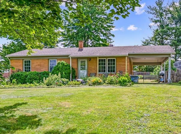 255 Rolling Hills Cir, Hillsville, VA 24343