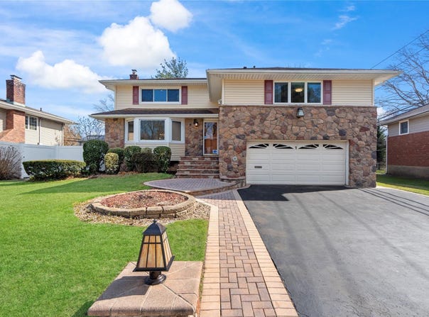 1 Stuart Drive, Syosset, NY 11791