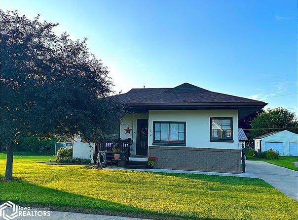 1102 E Anson St, Marshalltown, IA 50158