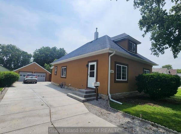 406 E 6th St, Hastings, NE 68901