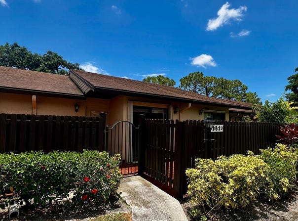 615 Sea Pine Way, Greenacres, FL 33415