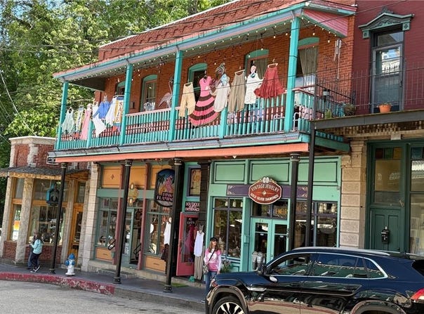 84 Spring  ST, Eureka Springs, AR 72632