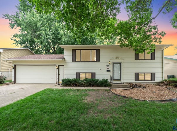 3104 S Hawthorne Ave, Sioux Falls, SD 57105