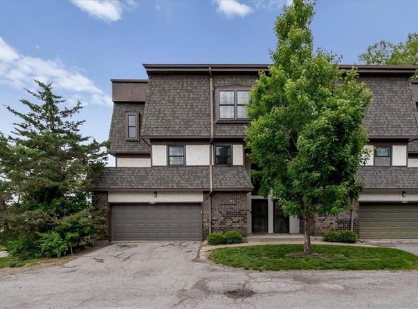 10249 Cedarbrooke Lane, Kansas City, MO 64131