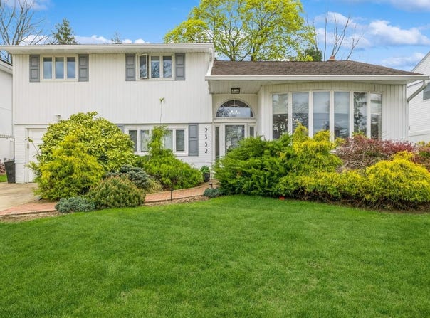 2332 Plymouth Place, East Meadow, NY 11554