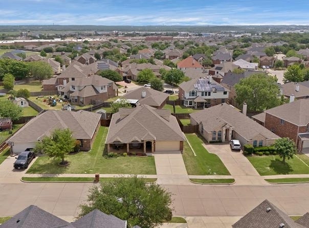 1116 Linden Drive, Burleson, TX 76028