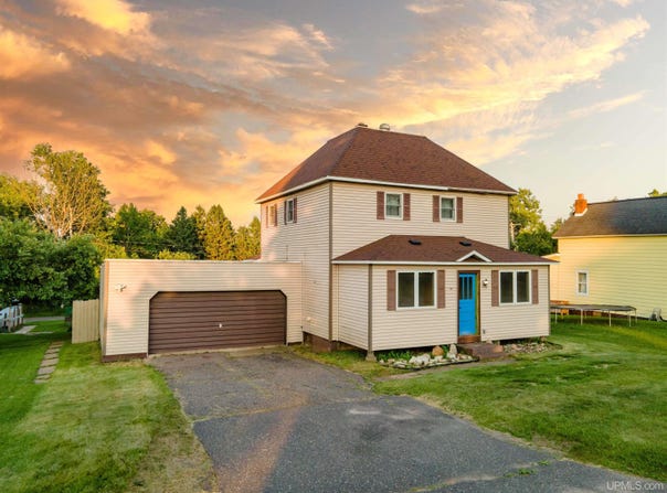 813 Harding, Iron River, MI 49935