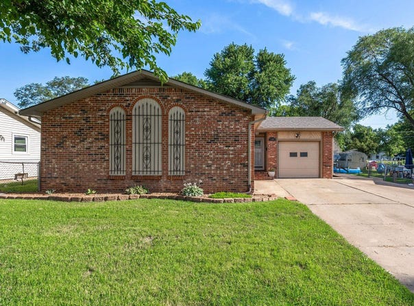 608 W 7th St, Haysville, KS 67060