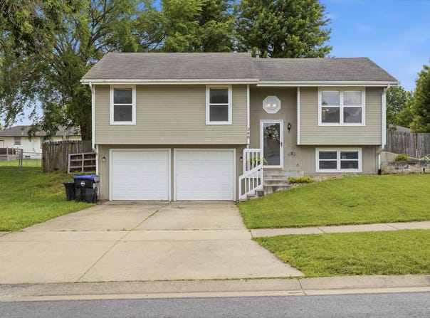 240 E Park DR, Auburn, KS 66402
