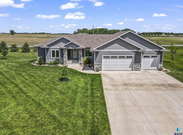27164 Fairway Pl, Sioux Falls, SD 57108