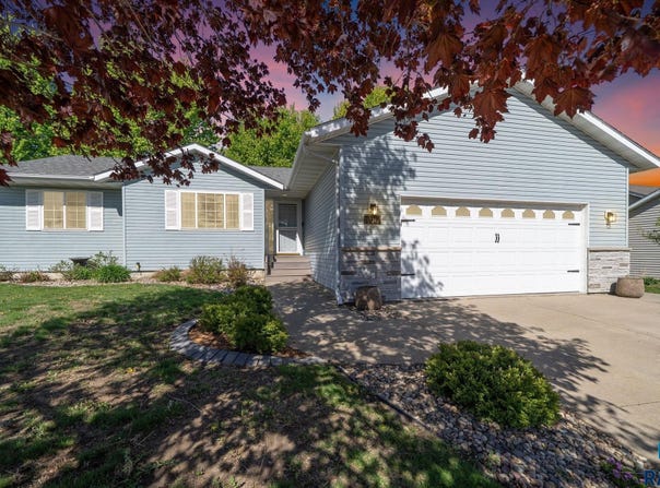 1001 Angel Ln, Canton, SD 57013