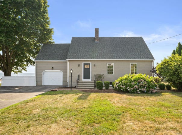 25 Division Street, Waterford, CT 06385