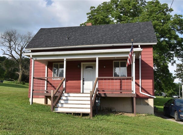 6 7th St, Donegal, PA 15323