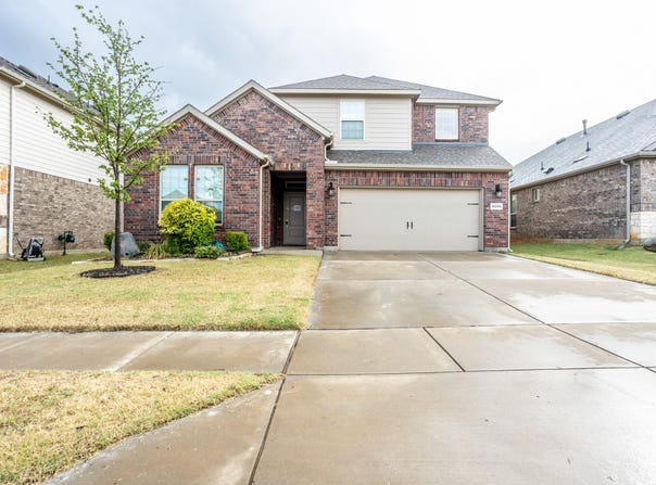 3235 Hunters Glen Drive, Aubrey, TX 76227