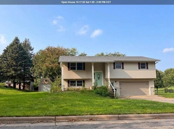 881 Country Club Dr, Akron, IA 51001