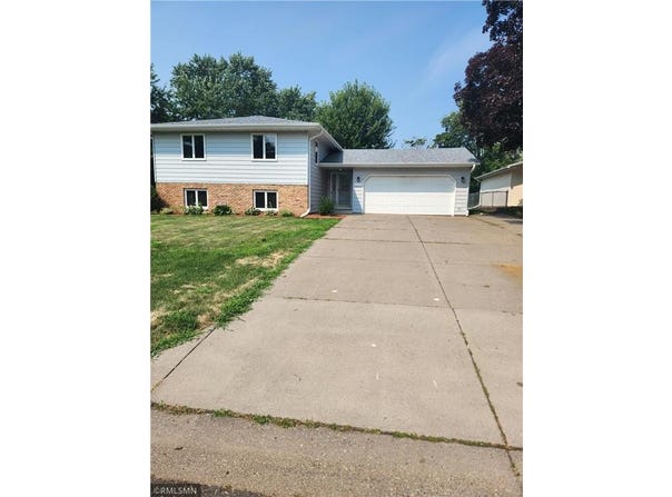2911 Bartelmy Lane, Maplewood, MN 55109