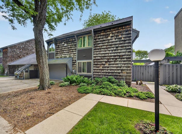 152 Lakefield Ct, Wind Point, WI 53402