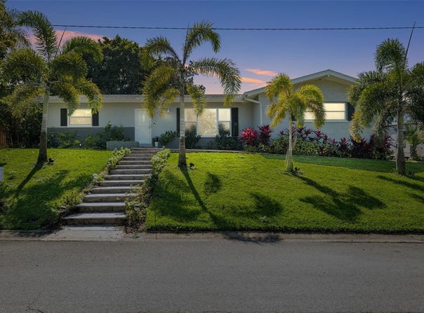 1247 HOLIDAY DRIVE, TARPON SPRINGS, FL 34689