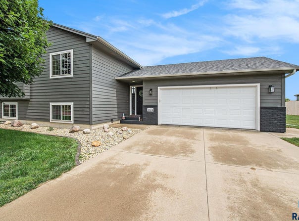 704 Cottonwood Dr, Harrisburg, SD 57032