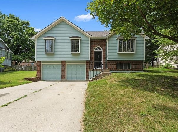404 SE Bristol Drive, Lee's Summit, MO 64063