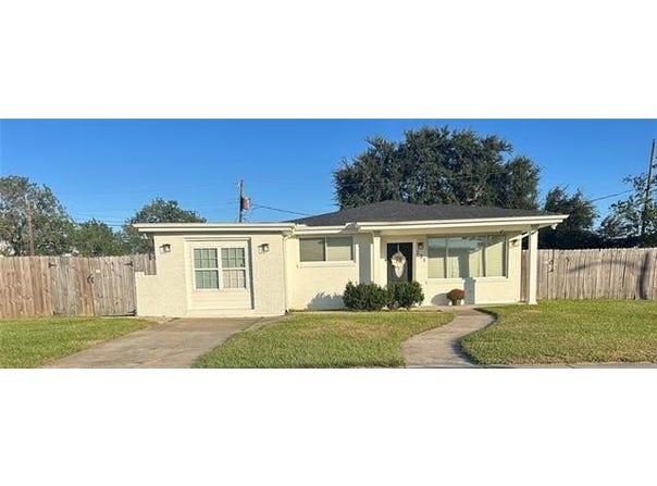 225 NUTRIA Drive, Arabi, LA 70032