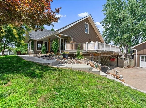 8901 Stillhouse Road, Liberty, MO 64068