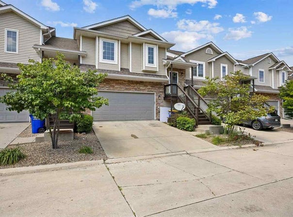1050 Twilight Dr, NorthLiberty, IA 52317