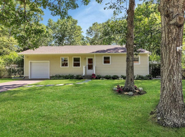 38 WOODRIDGE RD, Hampton Bays, NY 11946