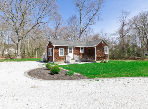 572a Montauk Highway, Westhampton Beach, NY 11978